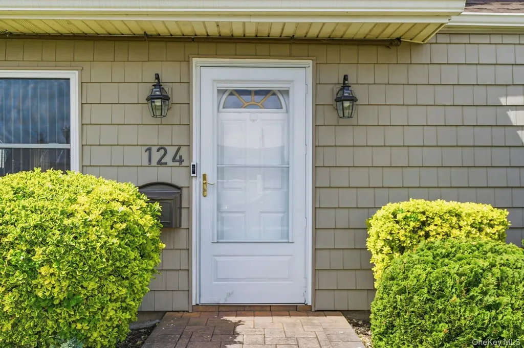 124 Saddle Lane Levittown NY 11756