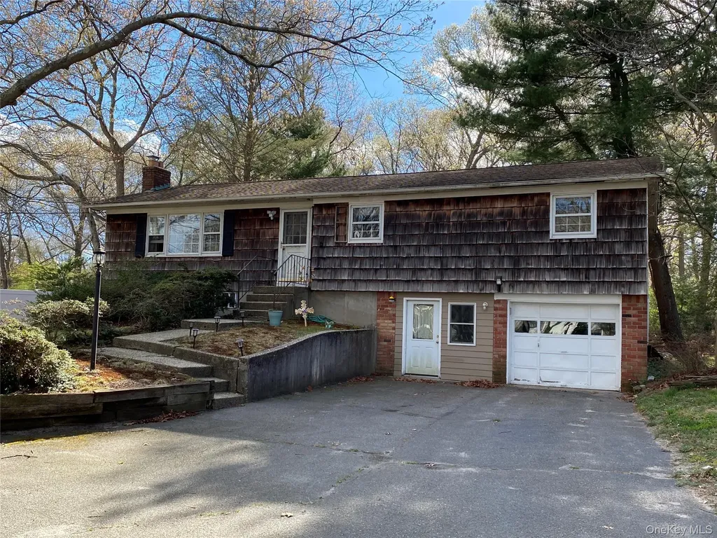 20 Oak Place Selden NY 11784