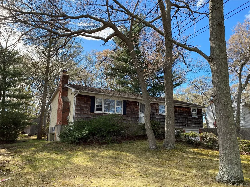 20 Oak Place Selden NY 11784