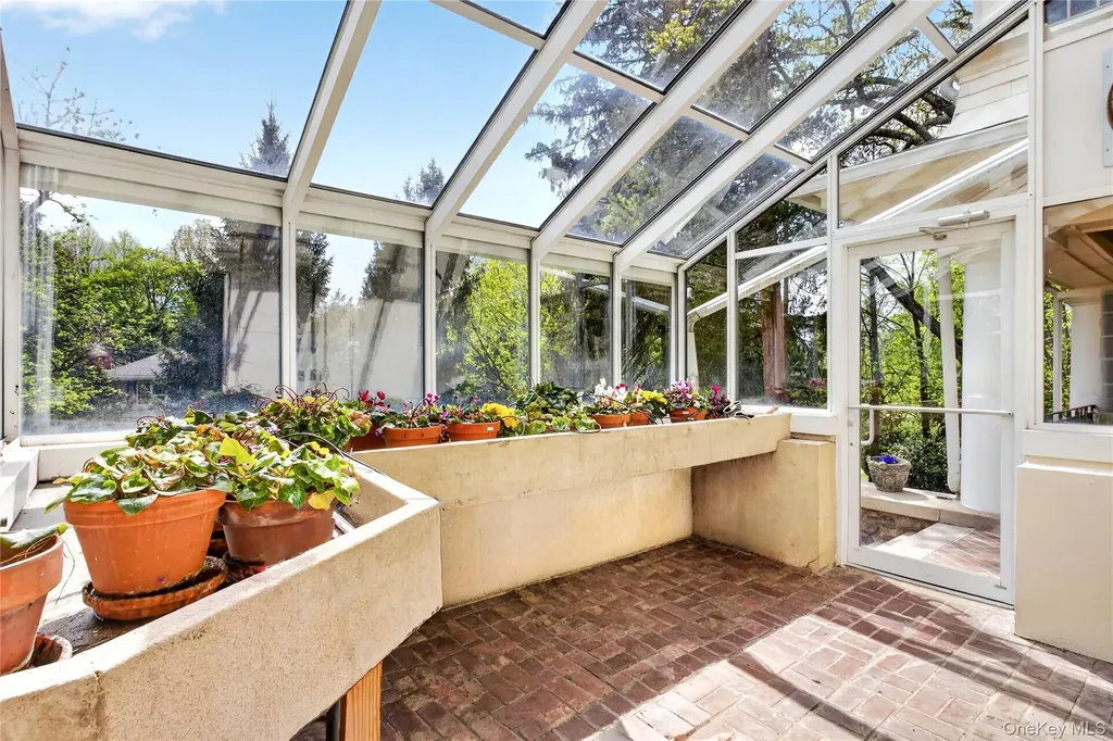 25 West Drive Manhasset NY 11030