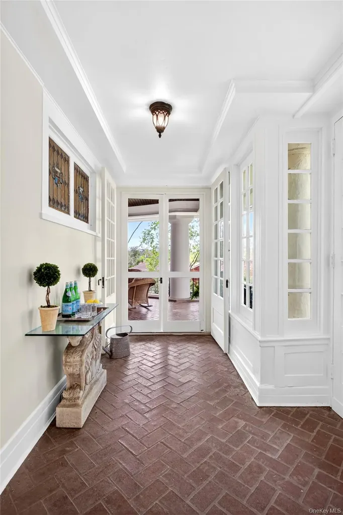 25 West Drive Manhasset NY 11030