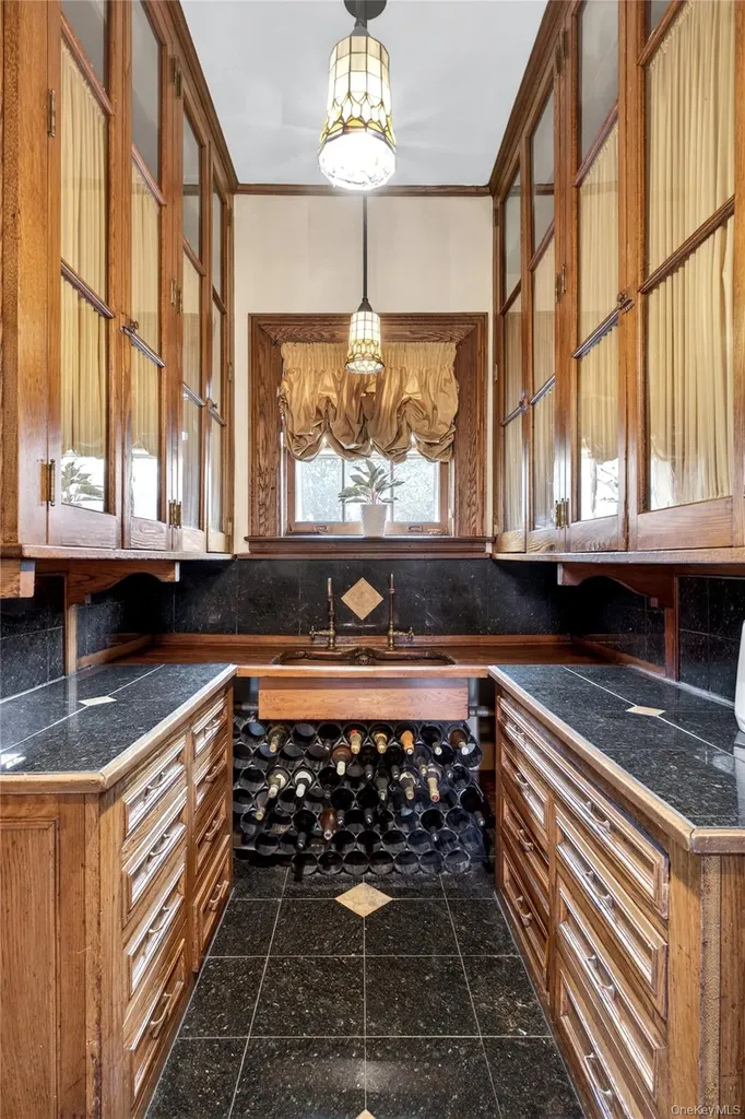 25 West Drive Manhasset NY 11030