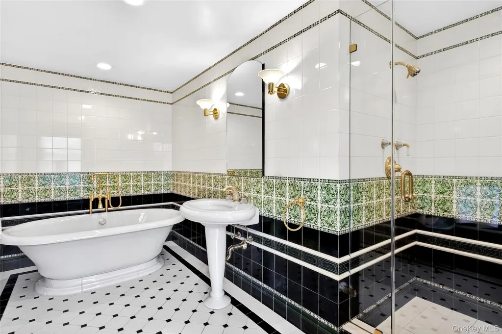 25 West Drive Manhasset NY 11030