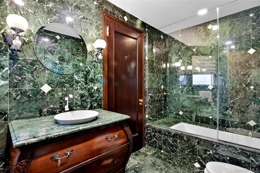 25 West Drive Manhasset NY 11030