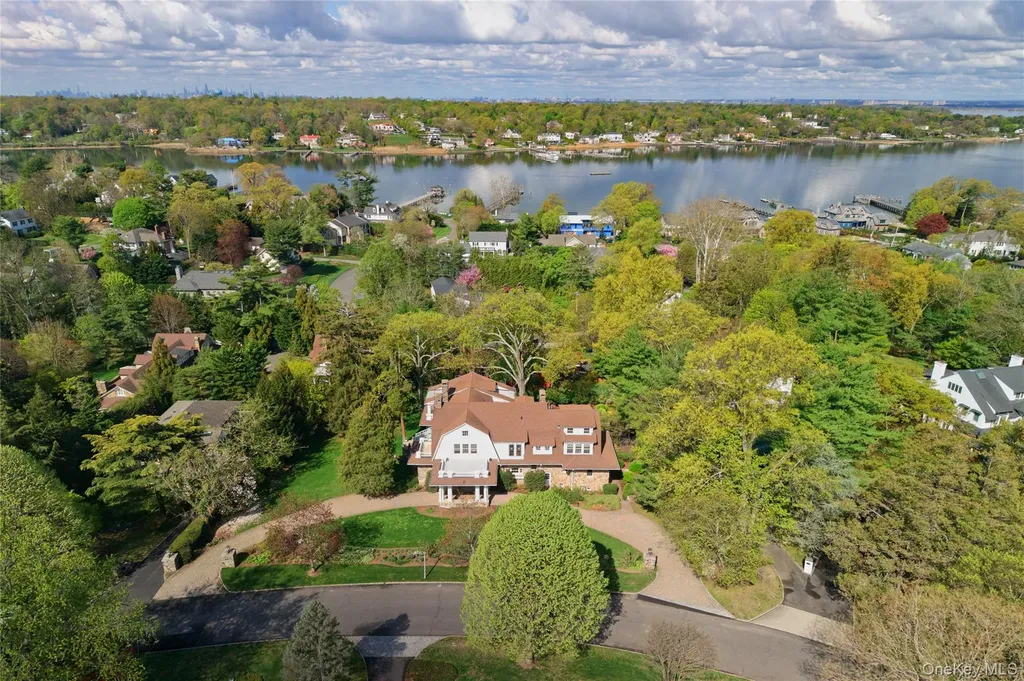 25 West Drive Manhasset NY 11030