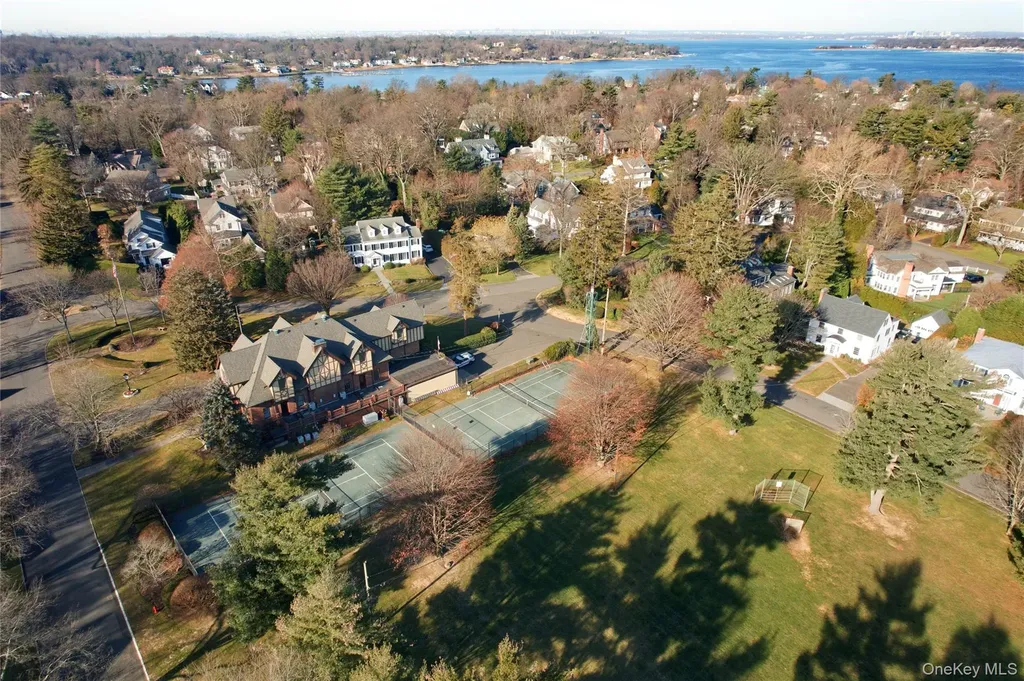 25 West Drive Manhasset NY 11030