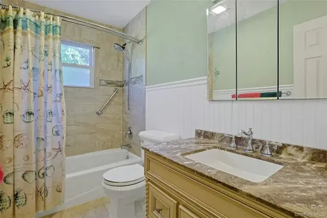 21 Kreuz Drive West Nyack NY 10994