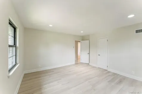 2 Foxwood Road Kings Point NY 11024