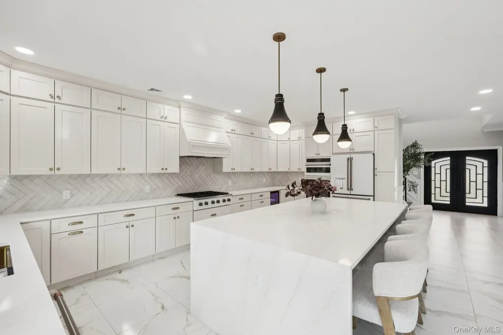 129 Tardy Lane S Wantagh NY 11793