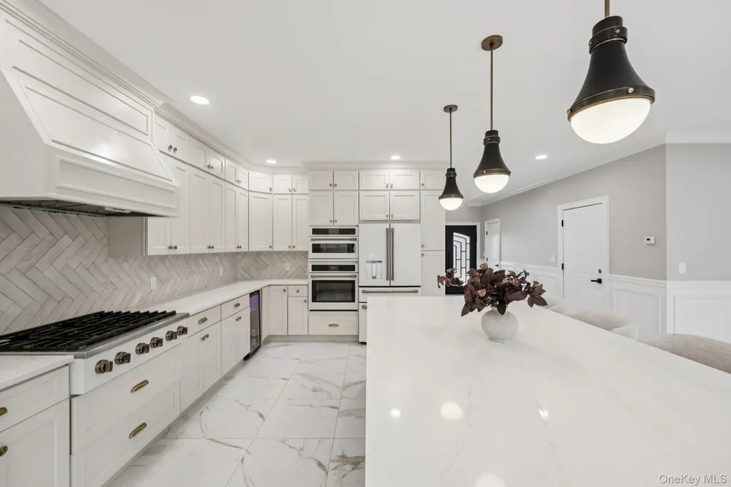 129 Tardy Lane S Wantagh NY 11793