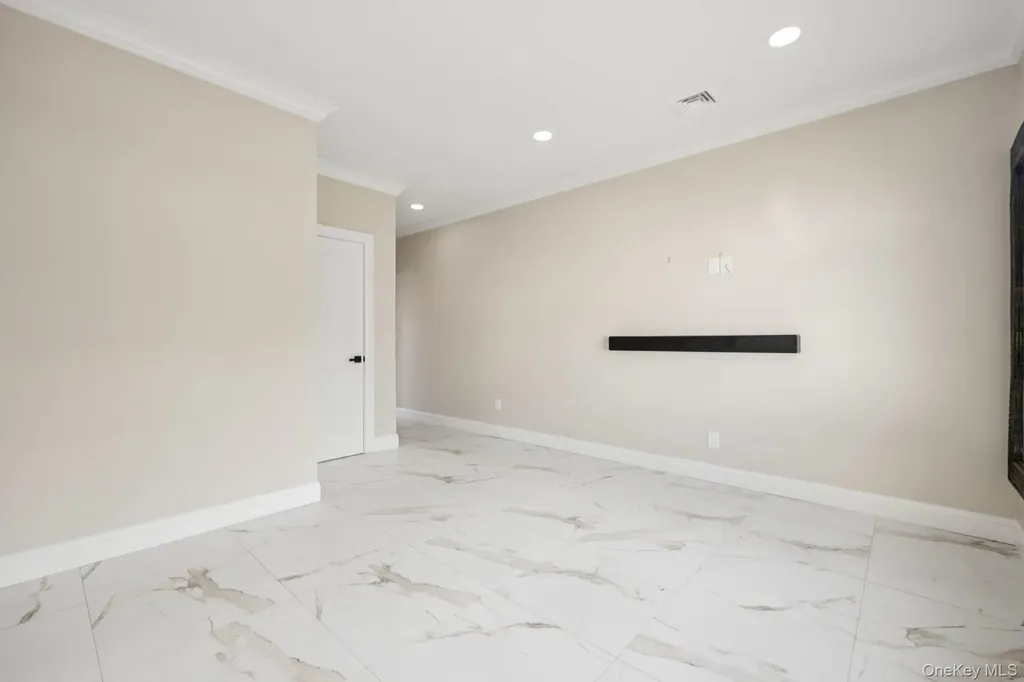 129 Tardy Lane S Wantagh NY 11793