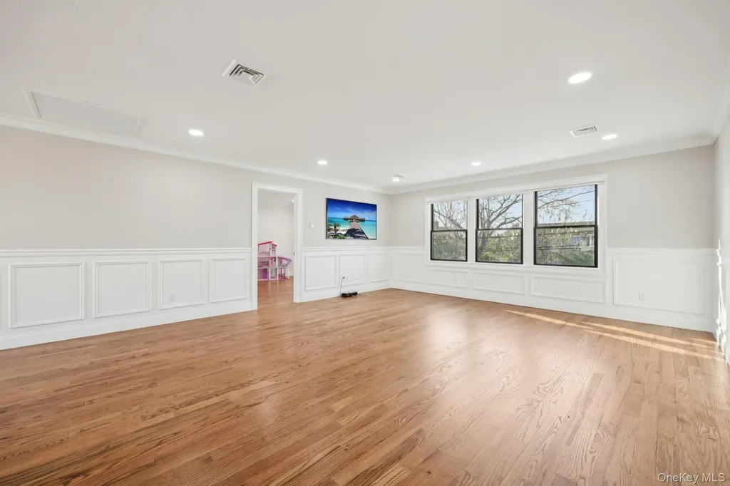 129 Tardy Lane S Wantagh NY 11793