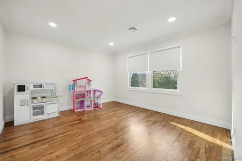 129 Tardy Lane S Wantagh NY 11793