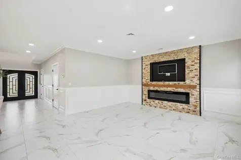 129 Tardy Lane S Wantagh NY 11793