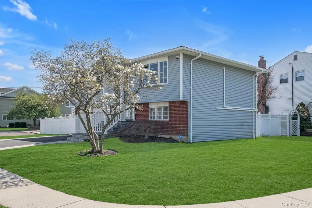 1 Sterling Court Plainview NY 11803