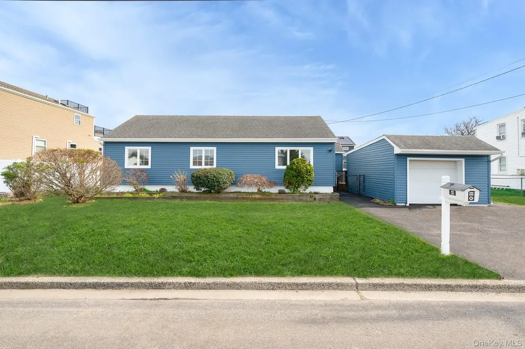 33 E Seacrest Avenue Lindenhurst NY 11757