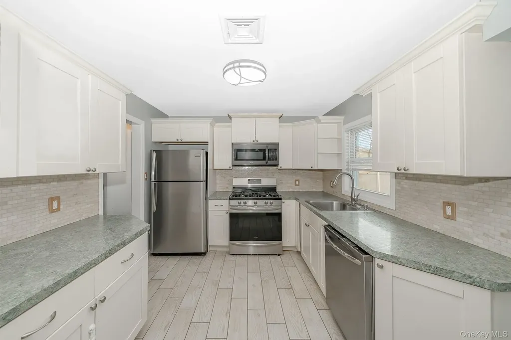 33 E Seacrest Avenue Lindenhurst NY 11757