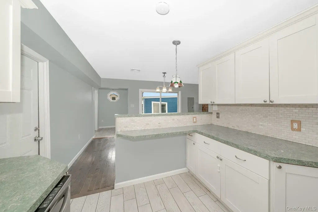 33 E Seacrest Avenue Lindenhurst NY 11757