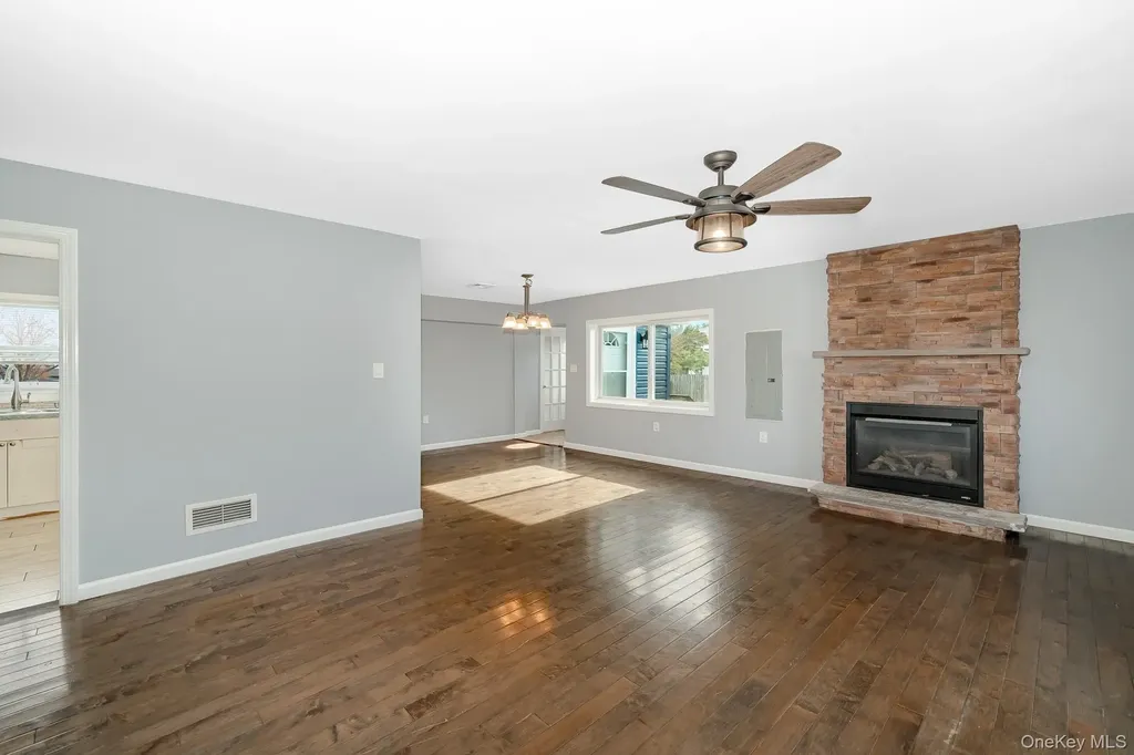 33 E Seacrest Avenue Lindenhurst NY 11757