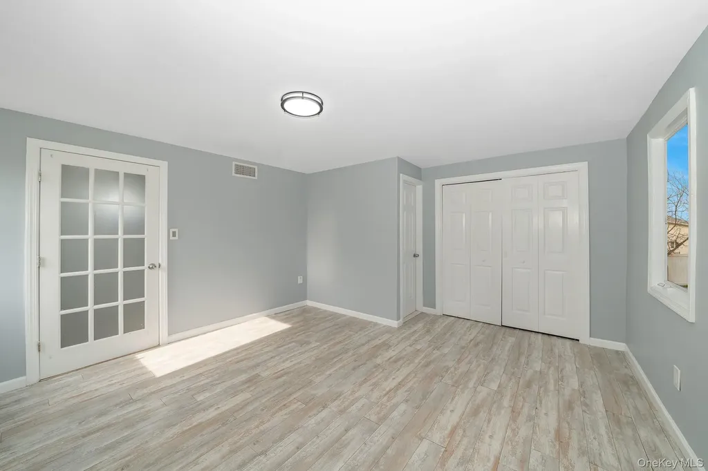 33 E Seacrest Avenue Lindenhurst NY 11757