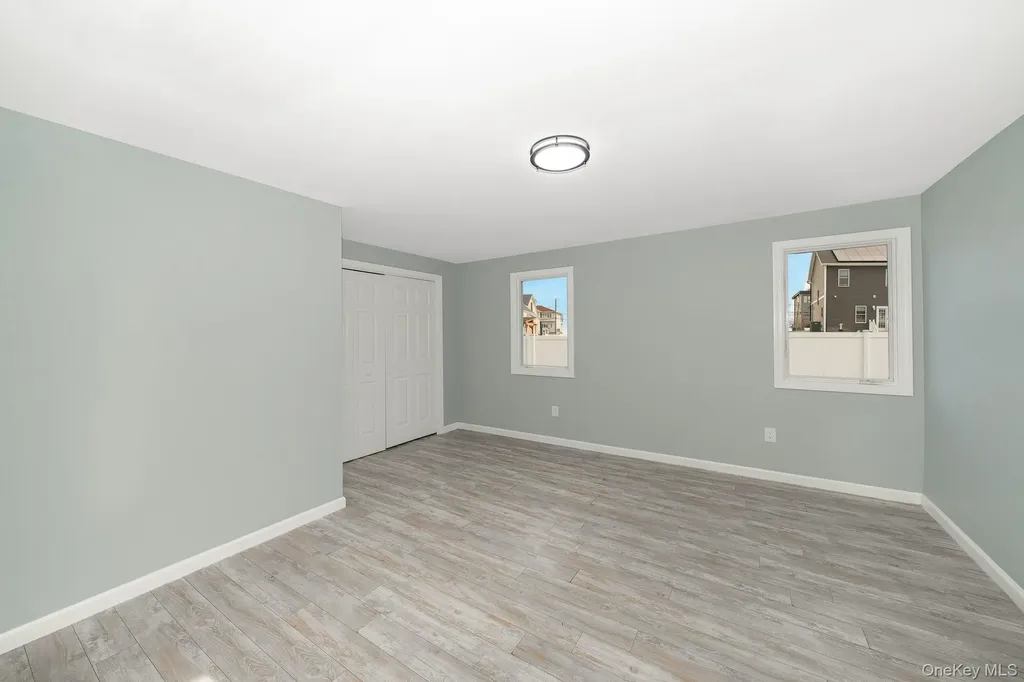 33 E Seacrest Avenue Lindenhurst NY 11757