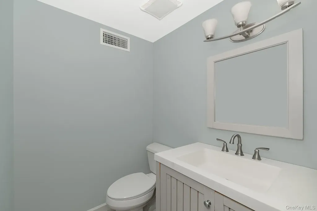 33 E Seacrest Avenue Lindenhurst NY 11757