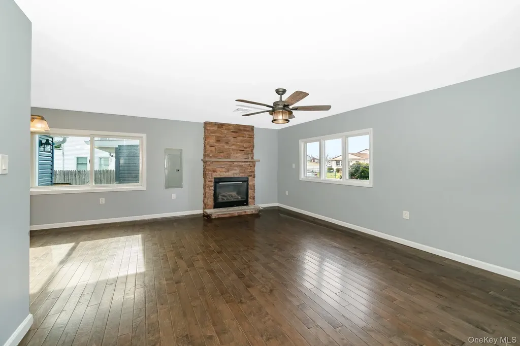 33 E Seacrest Avenue Lindenhurst NY 11757