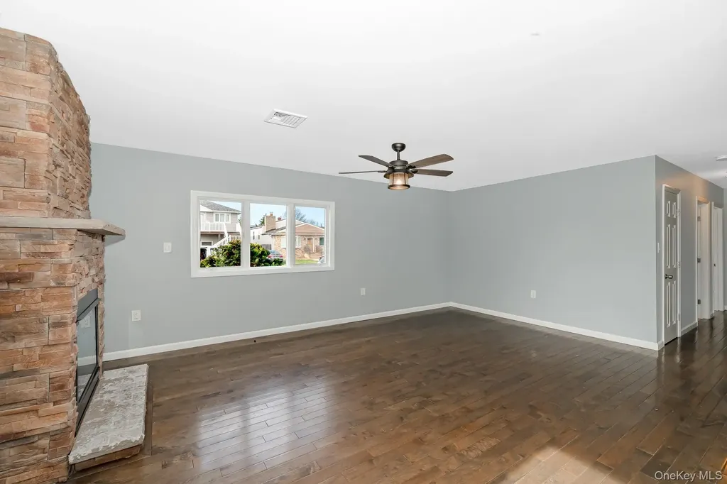 33 E Seacrest Avenue Lindenhurst NY 11757