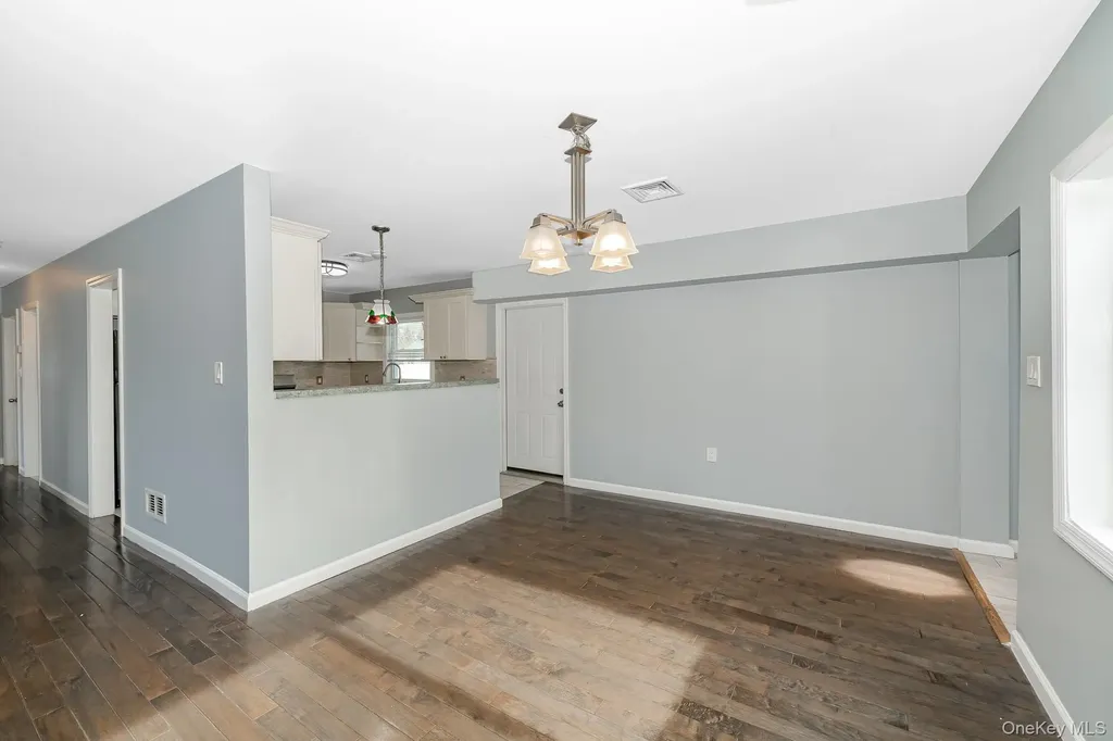 33 E Seacrest Avenue Lindenhurst NY 11757