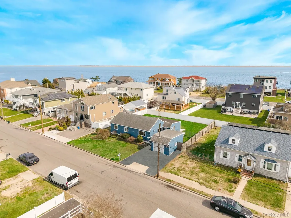 33 E Seacrest Avenue Lindenhurst NY 11757