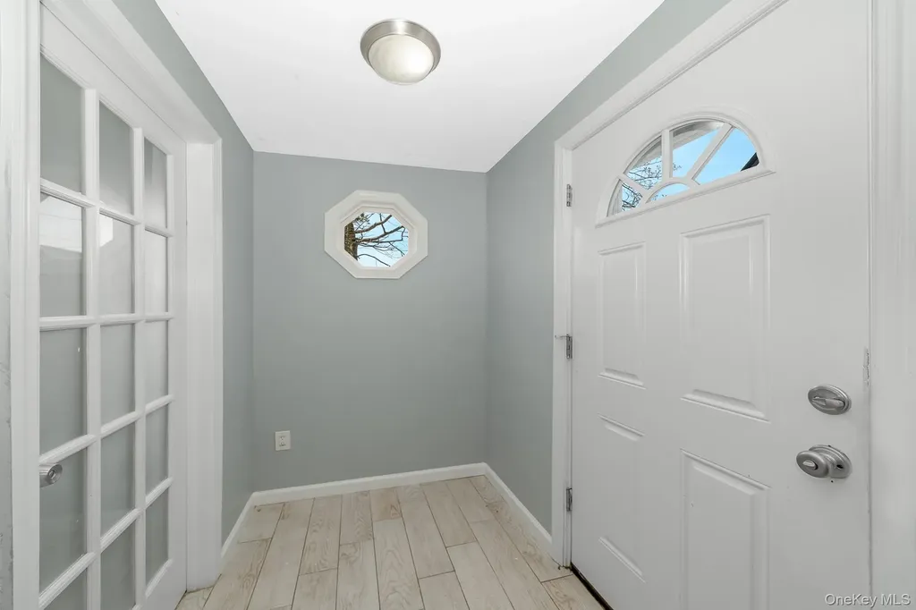 33 E Seacrest Avenue Lindenhurst NY 11757
