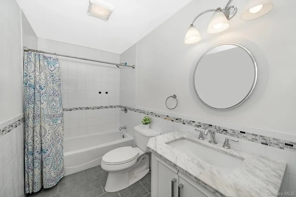 33 E Seacrest Avenue Lindenhurst NY 11757