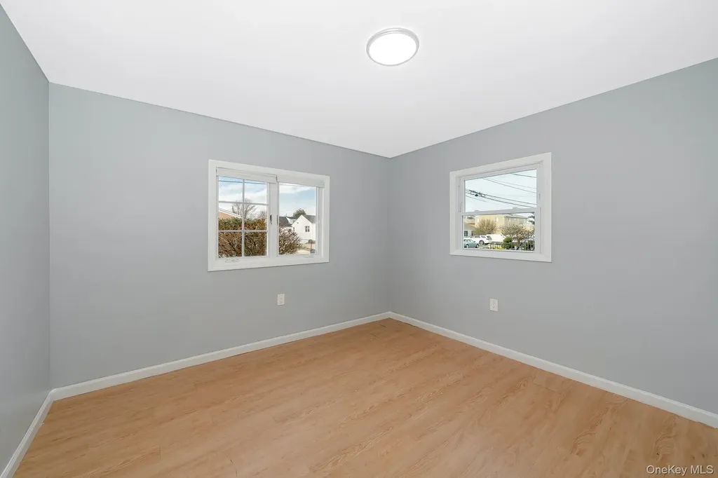 33 E Seacrest Avenue Lindenhurst NY 11757