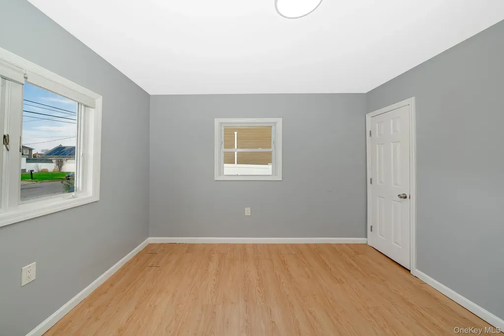 33 E Seacrest Avenue Lindenhurst NY 11757