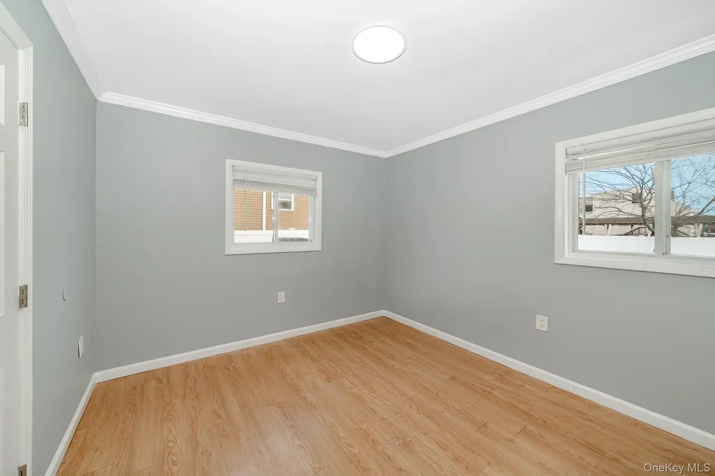 33 E Seacrest Avenue Lindenhurst NY 11757