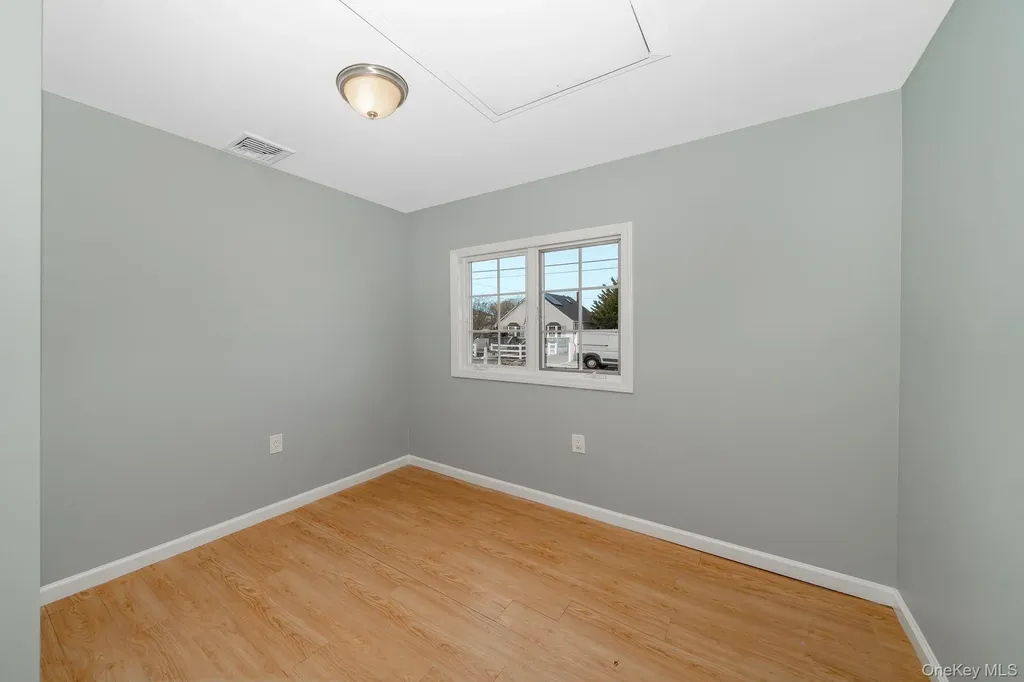 33 E Seacrest Avenue Lindenhurst NY 11757