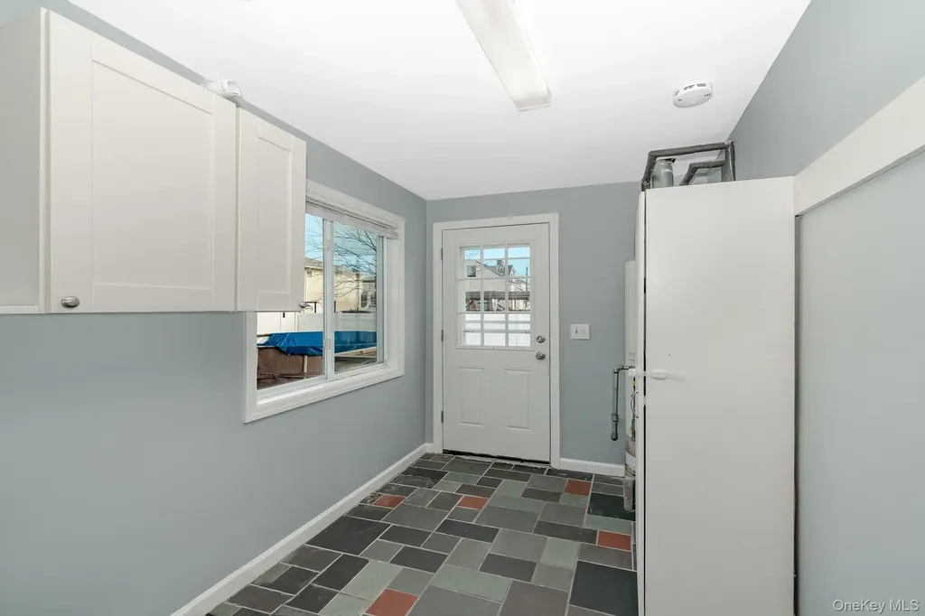 33 E Seacrest Avenue Lindenhurst NY 11757