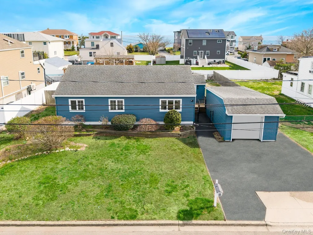 33 E Seacrest Avenue Lindenhurst NY 11757