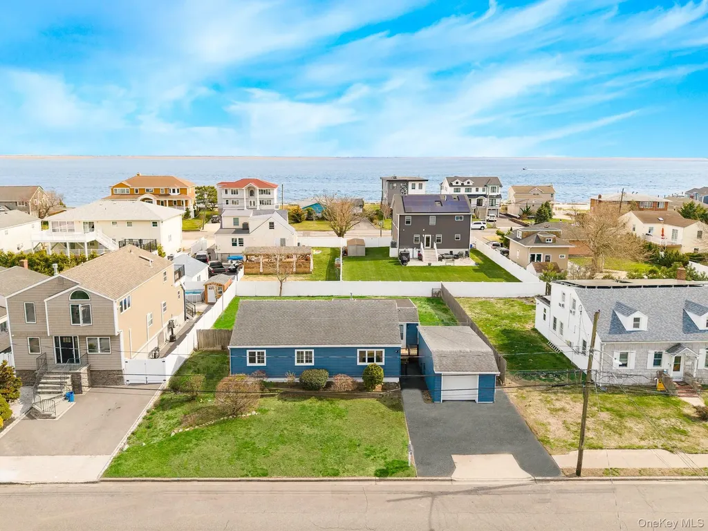 33 E Seacrest Avenue Lindenhurst NY 11757