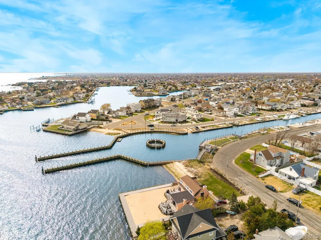 33 E Seacrest Avenue Lindenhurst NY 11757