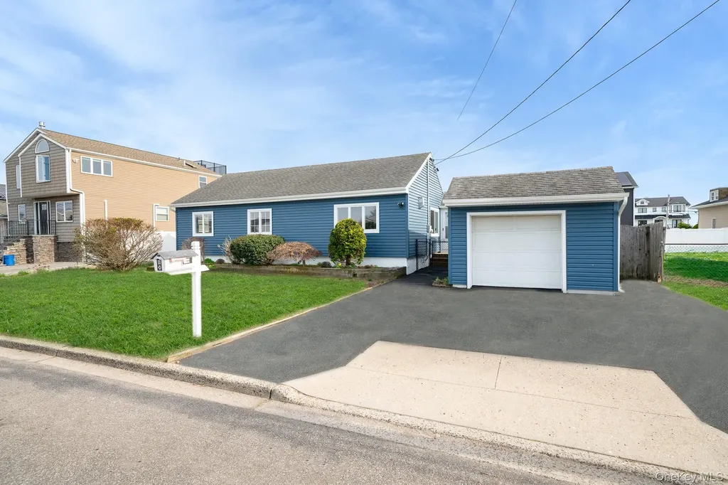 33 E Seacrest Avenue Lindenhurst NY 11757