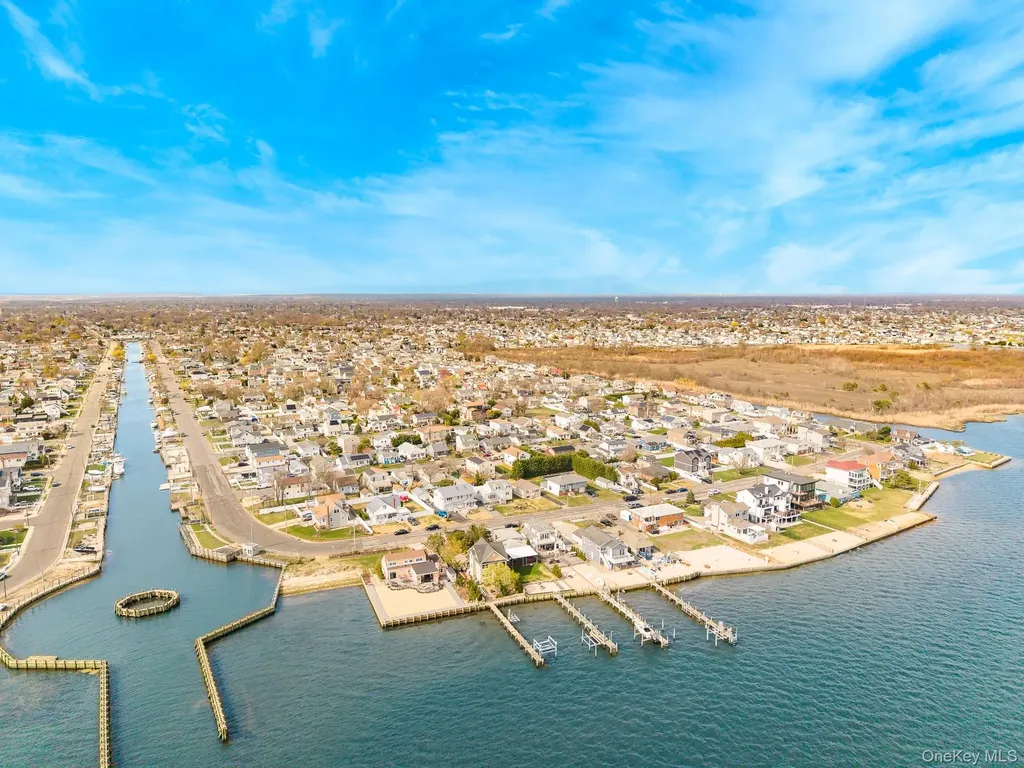 33 E Seacrest Avenue Lindenhurst NY 11757