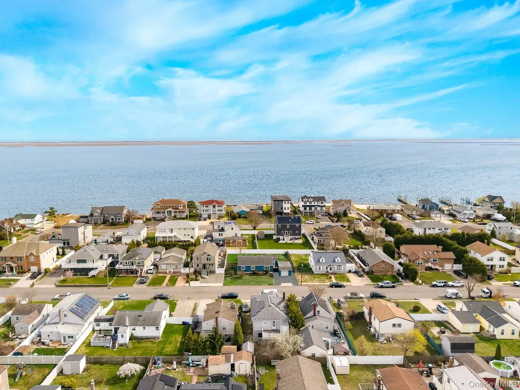 33 E Seacrest Avenue Lindenhurst NY 11757
