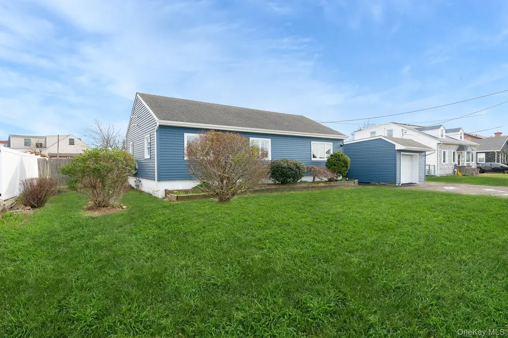 33 E Seacrest Avenue Lindenhurst NY 11757
