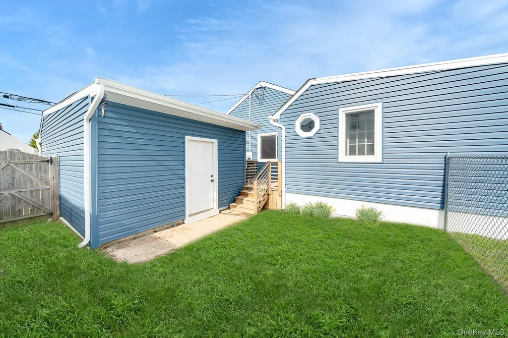 33 E Seacrest Avenue Lindenhurst NY 11757