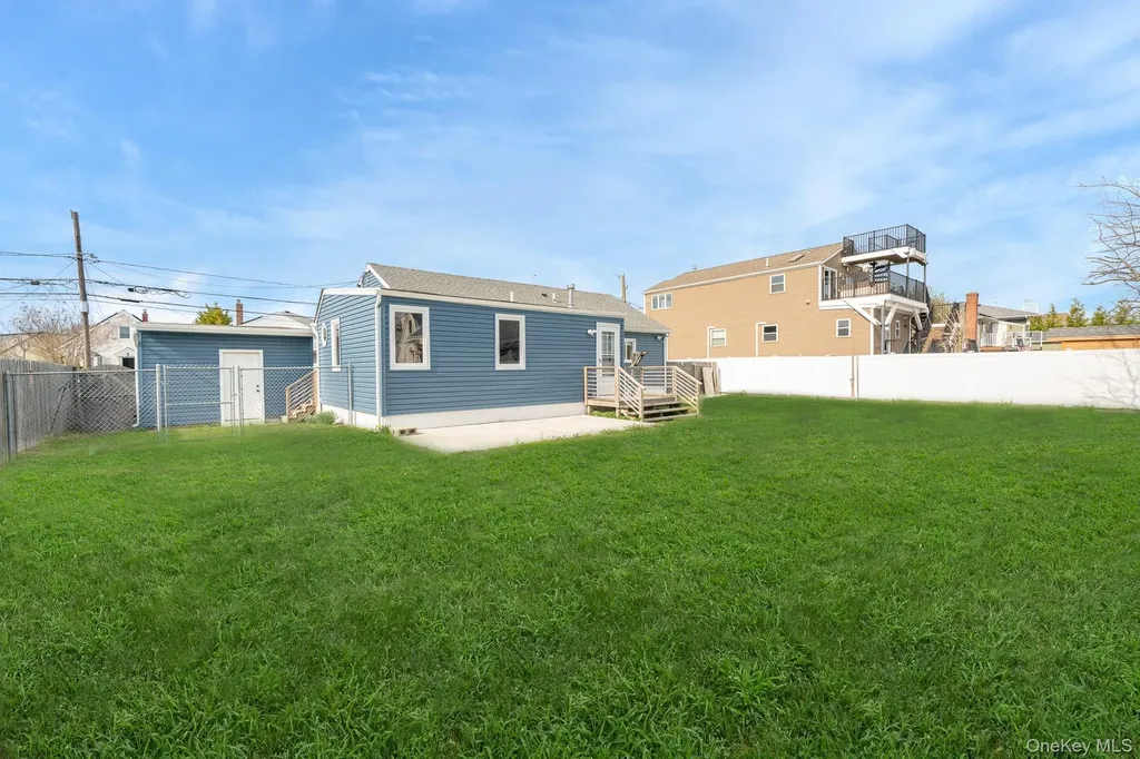 33 E Seacrest Avenue Lindenhurst NY 11757