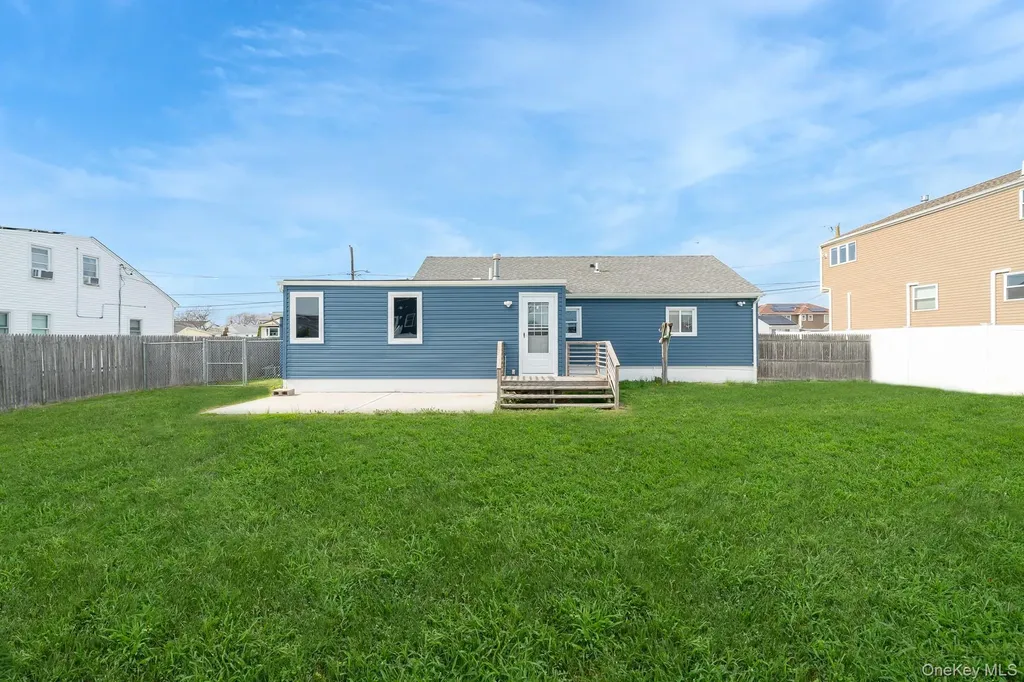 33 E Seacrest Avenue Lindenhurst NY 11757