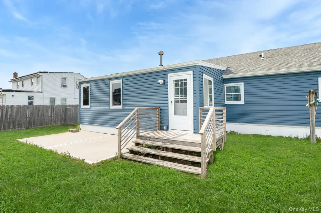 33 E Seacrest Avenue Lindenhurst NY 11757