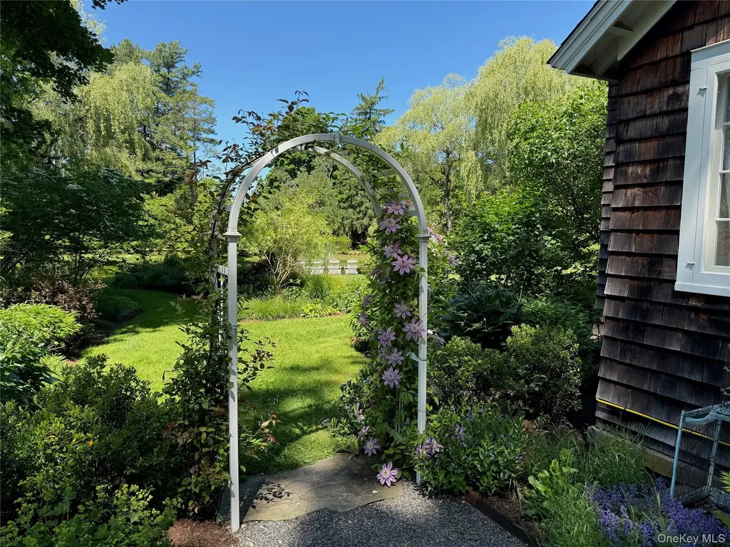 20 Taintor Way Millbrook NY 12545