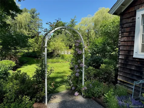 20 Taintor Way Millbrook NY 12545